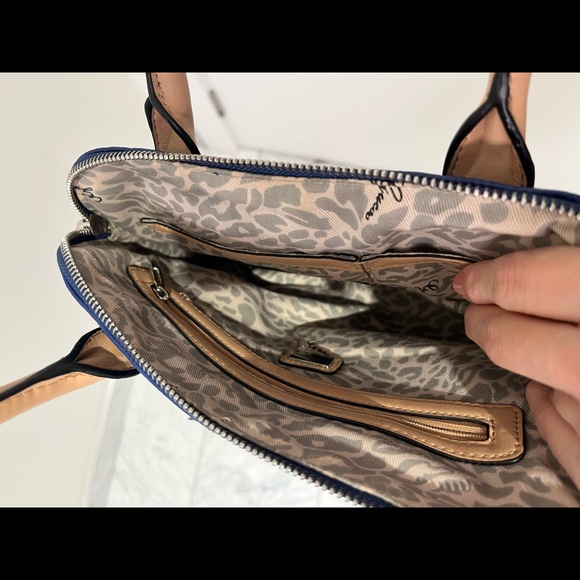 GUESS Crossbody - Picture 4 of 5